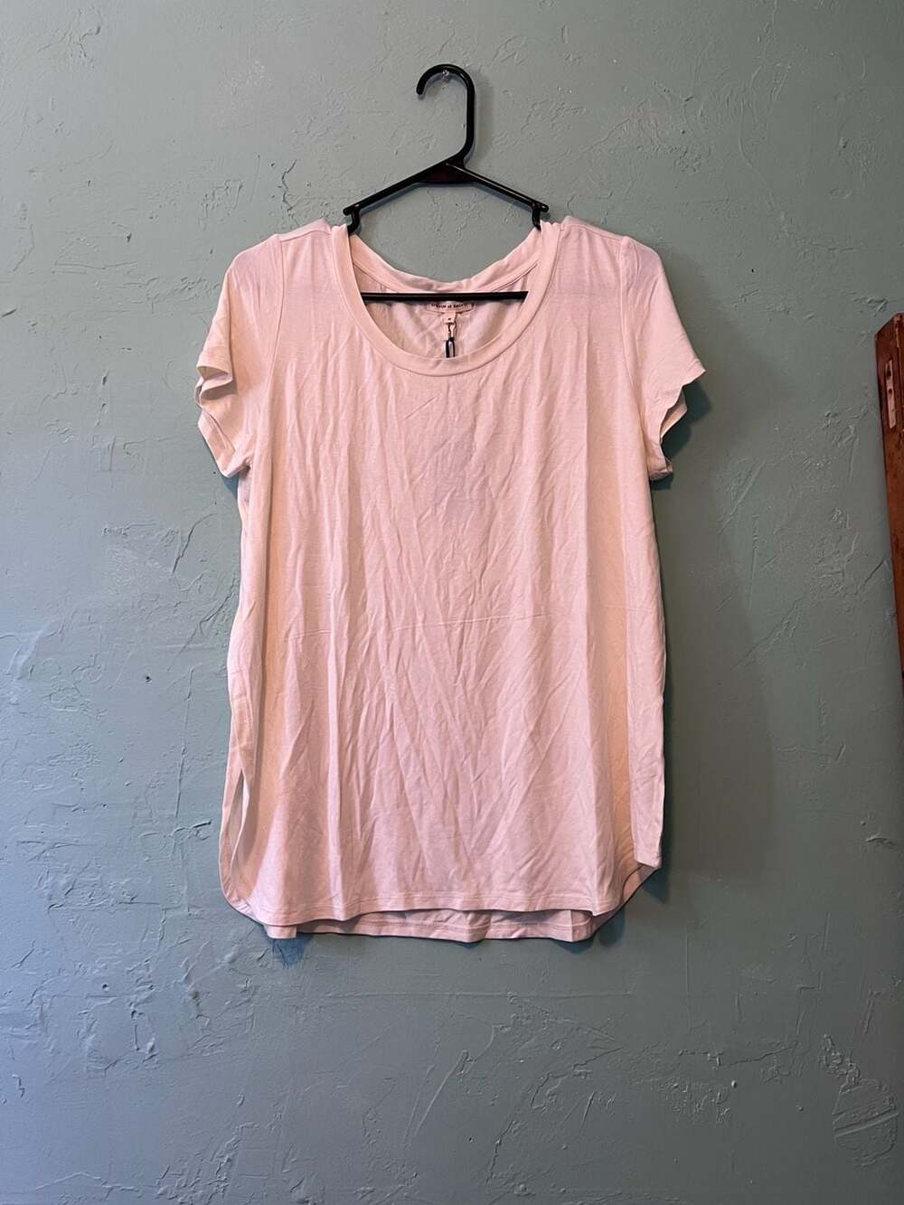 Articles of Society T-Shirt Size M cream off White Scoop Neck